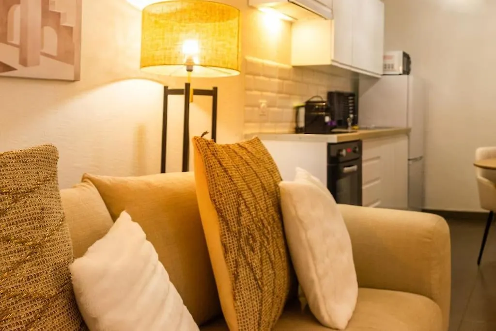 Appartement Avec Cour Privee + Clim Sejour + Wifi contacts