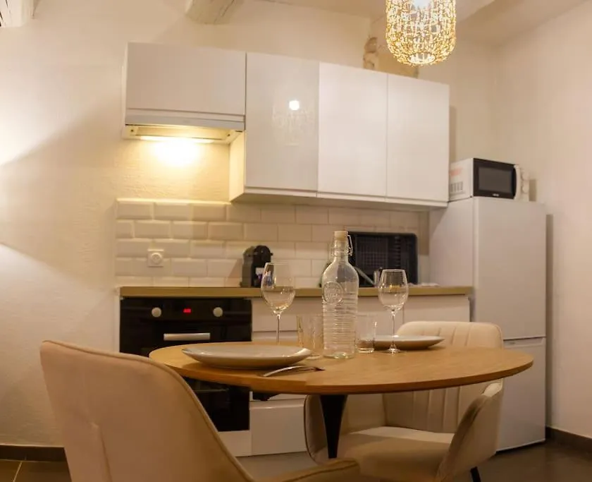 Appartement Avec Cour Privee + Clim Sejour + Wifi Avignon