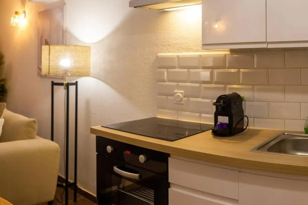 Apartment Appartement Avec Cour Privee + Clim Sejour + Wifi Avignon France