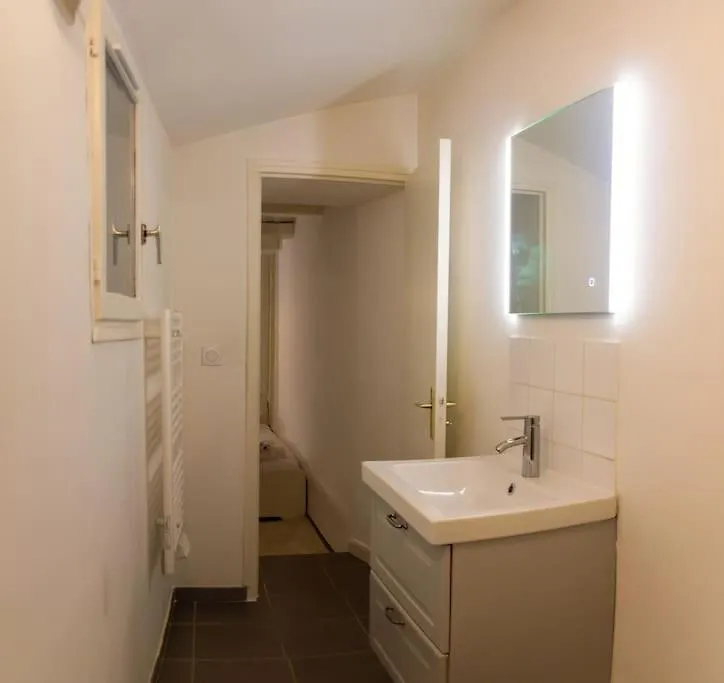 Appartement Avec Cour Privee + Clim Sejour + Wifi Avignon Apartment
