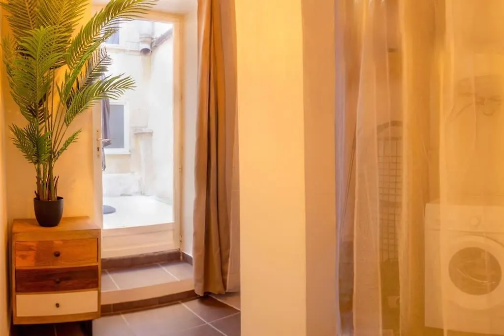 Appartement Avec Cour Privee + Clim Sejour + Wifi Avignon 0*,