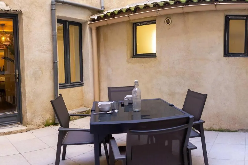 Appartement Avec Cour Privee + Clim Sejour + Wifi Avignon France